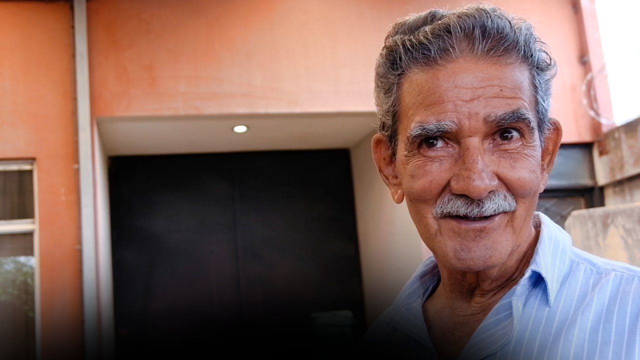 El escultor costarricense Domingo Ramos Araya en su taller