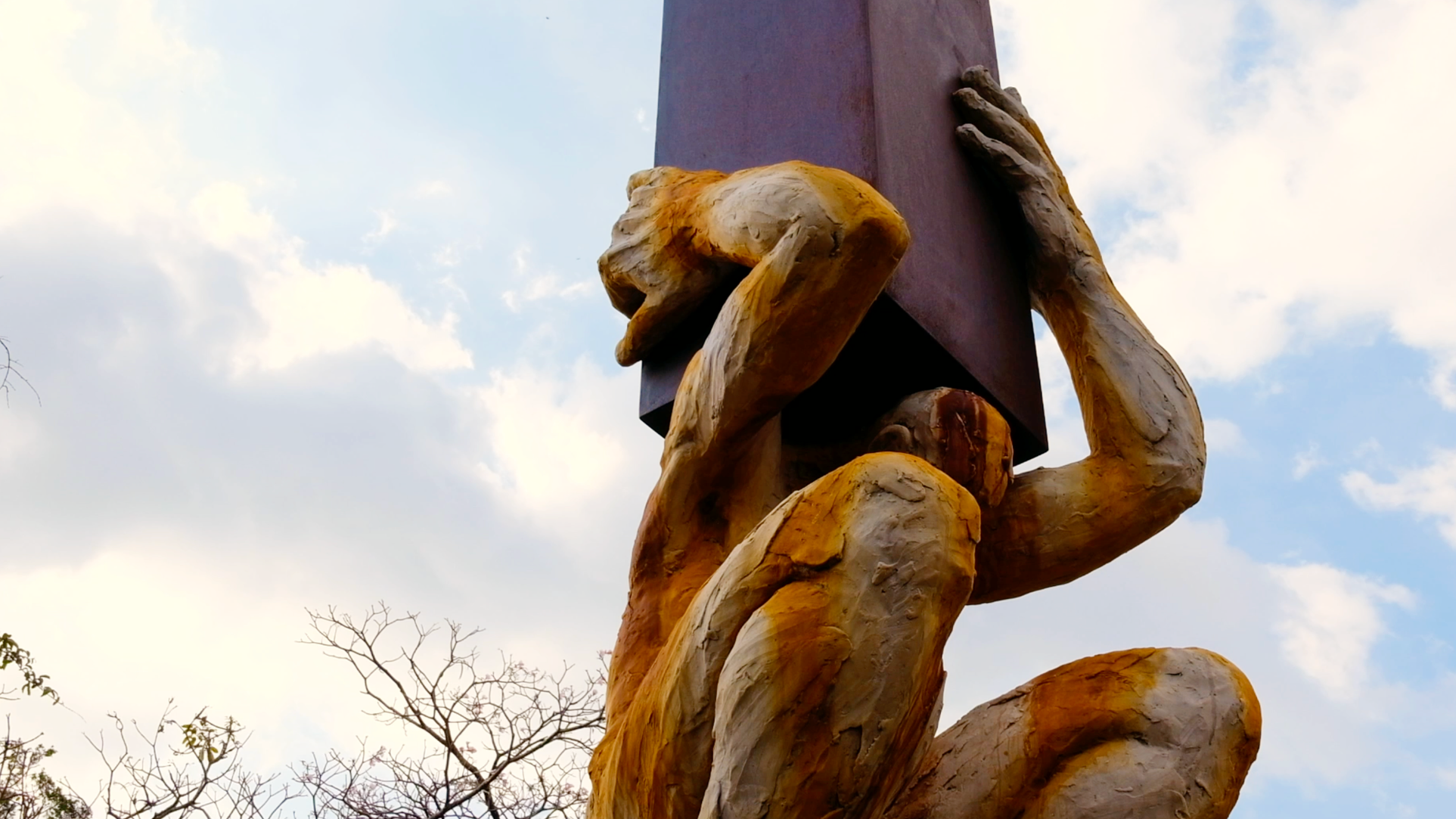 Una de las piezas que se encuentra en el Jardín Escultórico Edgar Zúñiga en Turrúcares, Alajuela (Costa Rica). La escultura refleja un hombre que se sobrepone a una columna que es representativa de las tensiones en las estructuras sociales.