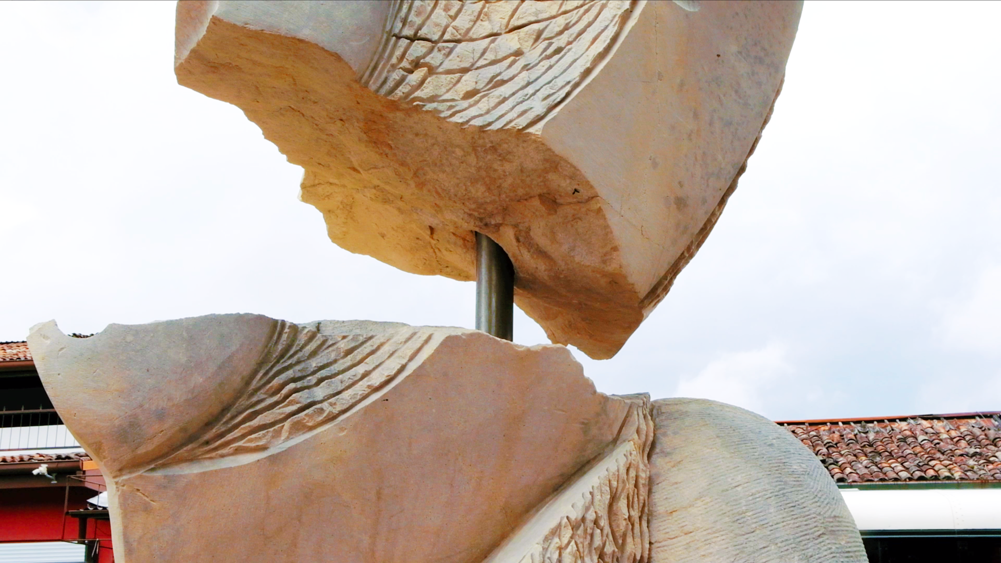 Esta escultura se quebró en algún momento y para restaurarla, le pusieron un pin de metal por el medio. Me recuerda el concepto japonés de Kintsugi donde reparan objetos rotos con laca empolvada en oro.