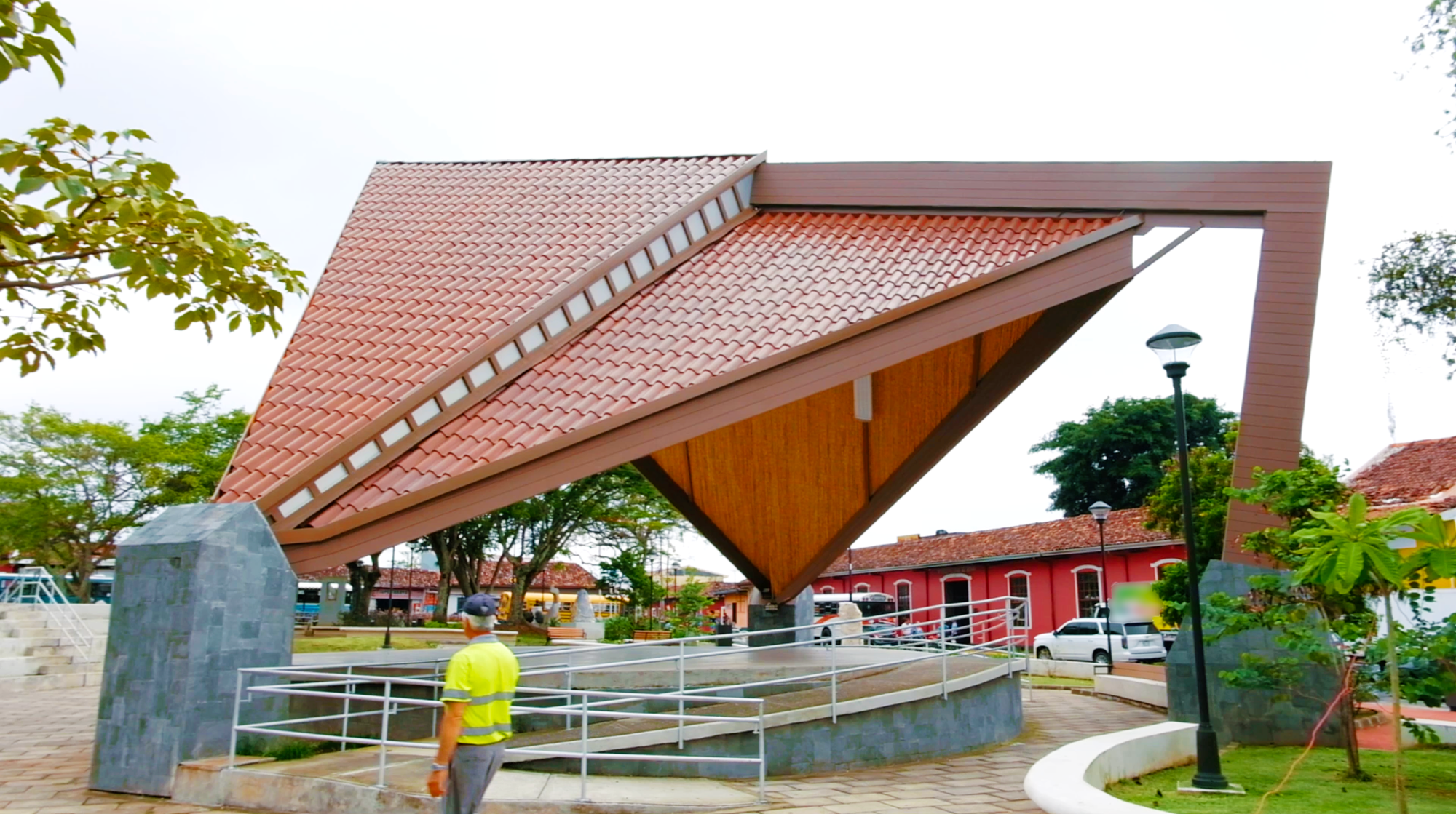El kiosko o templo cultural del Parque central de Barva que toma elementos de estas casas de Adobe, pero de una forma actualizada. Kiosko: Ibo Bonilla Oconitrillo