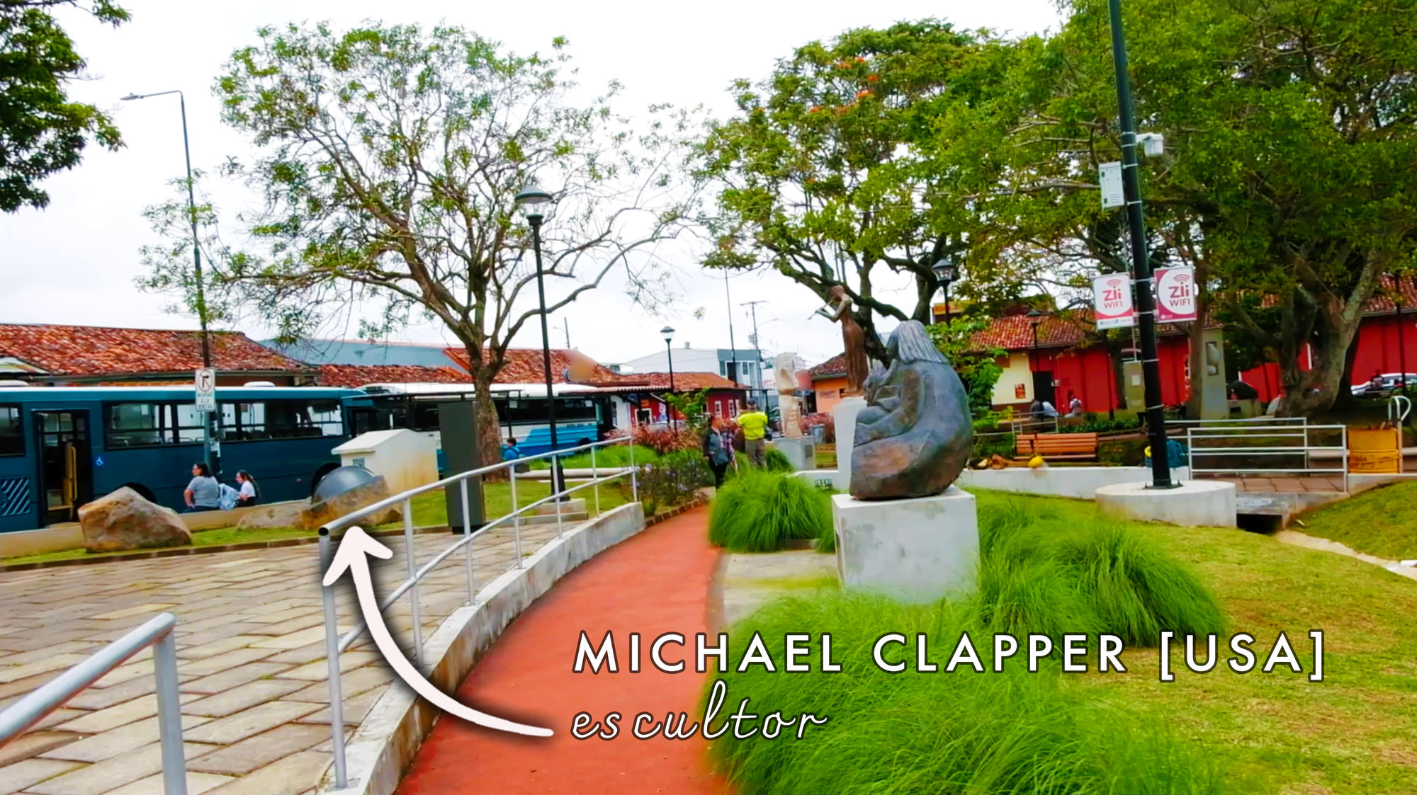 La escultura del escultor estadounidense Michael Clapper en el Parque central de Barva, Heredia. La escultura se llama: Puesta de Sol y tiene la forma de una sol al atardecer.